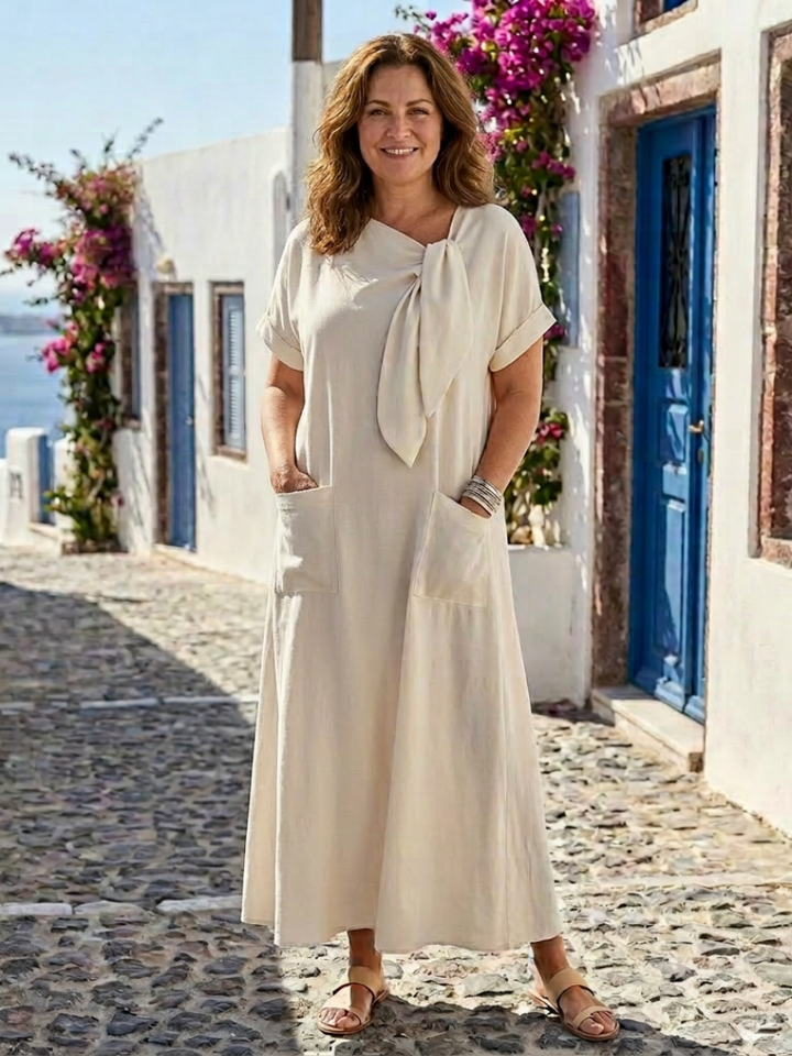 Pantaloncini Daphne beige, vista frontale, su un manichino, evidenziando il design comodo e le tasche.