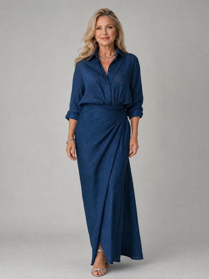Abito lungo avvolgente color navy Elara, vista frontale su modella con espressione naturale e posa rilassata.