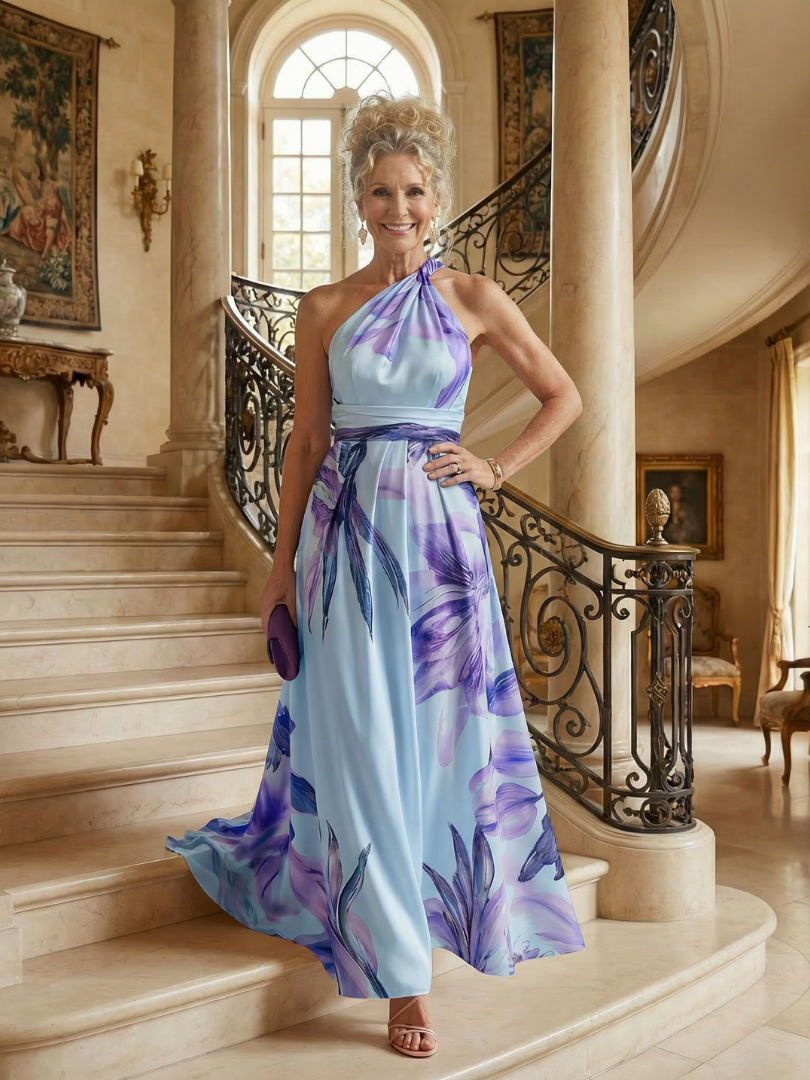 Model dat van de zonsondergang geniet in de roze Elara licht bloemen maxi-jurk, de romantische uitstraling benadrukkend.