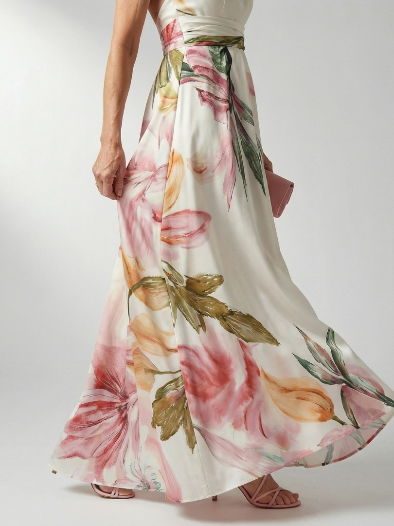 Achteraanzicht van de witte Elara licht bloemen maxi-jurk, met nadruk op de elegante halslijn en de lange rok.