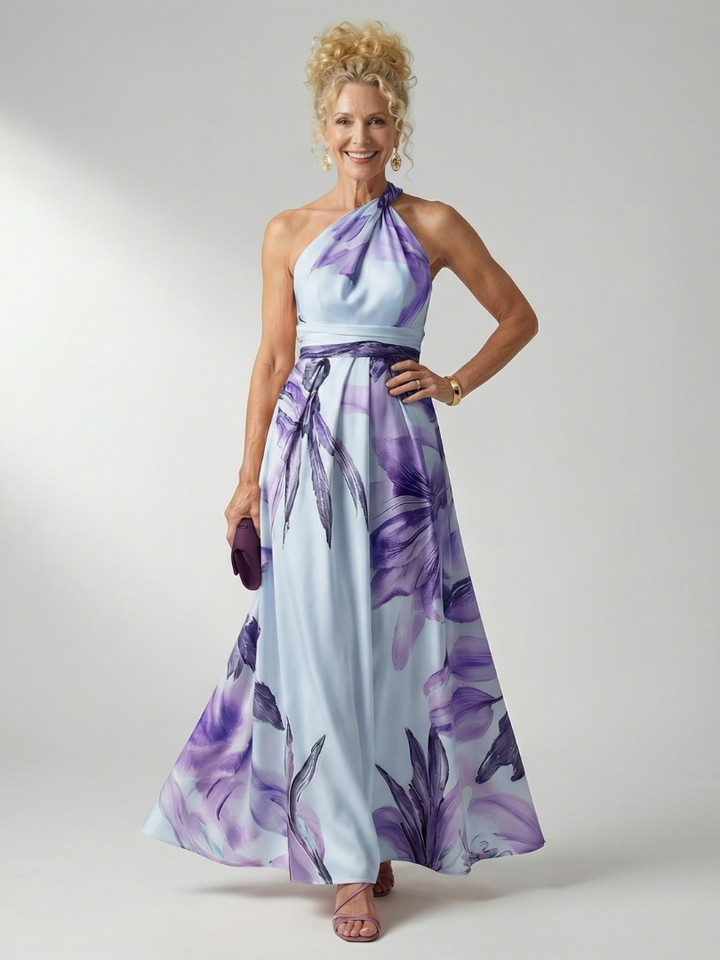 Model dat lachend loopt in de witte Elara licht bloemen maxi-jurk, dynamisch de luchtige stof tonend.