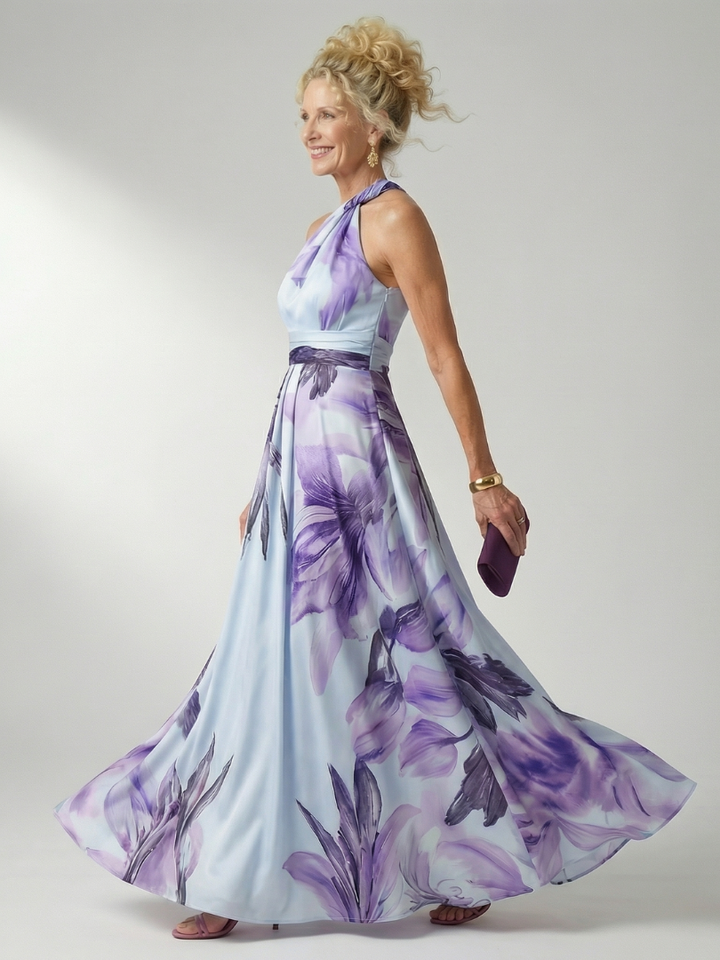 Portret van het model dat de halterhals van de witte Elara bloemen maxi-jurk elegant draagt, met nadruk op het gezicht en de hals.