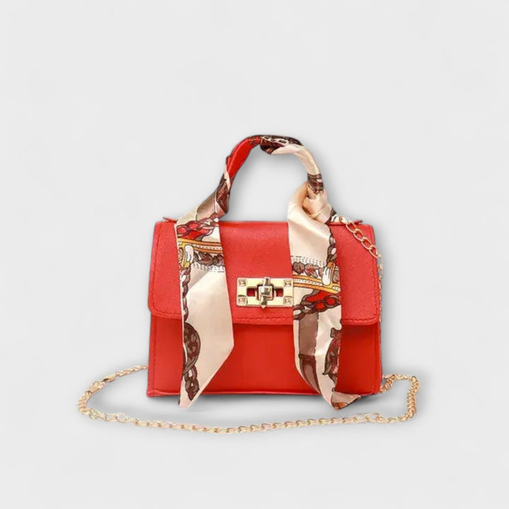 Borsa a spalla Eleonora appoggiata su una superficie, con il suo design in pelle ben visibile.