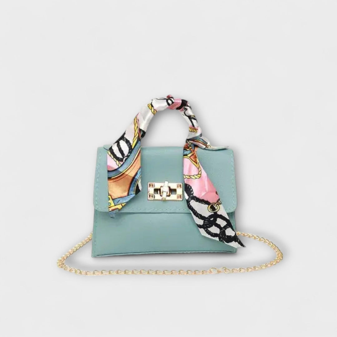 Modella che indossa la borsa a spalla Eleonora, mostrando come si adatta a un outfit casual chic.