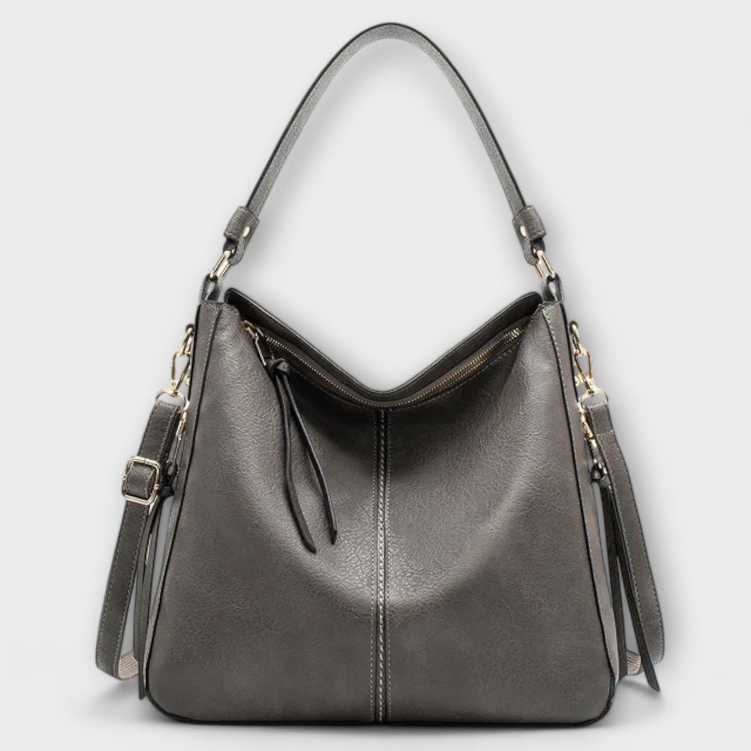 Borsa Elina di colore marrone, con attenzione ai dettagli delle finiture e alla morbidezza del materiale, su sfondo chiaro.