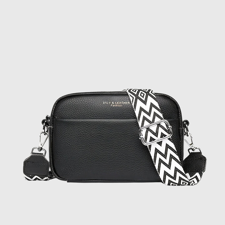 Borsa a tracolla in pelle Ella di colore nero, vista frontale, su sfondo neutro, evidenziando il design elegante.