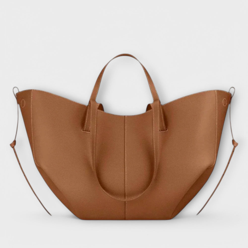 Dettaglio della chiusura magnetica della borsa Ella marrone chiaro, con cuciture precise.