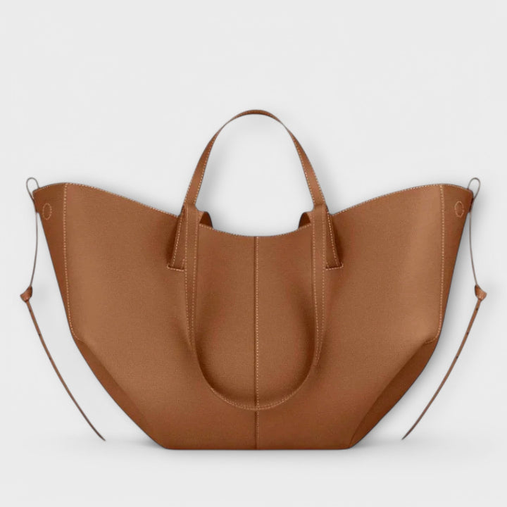 Dettaglio della chiusura magnetica della borsa Ella marrone chiaro, con cuciture precise.