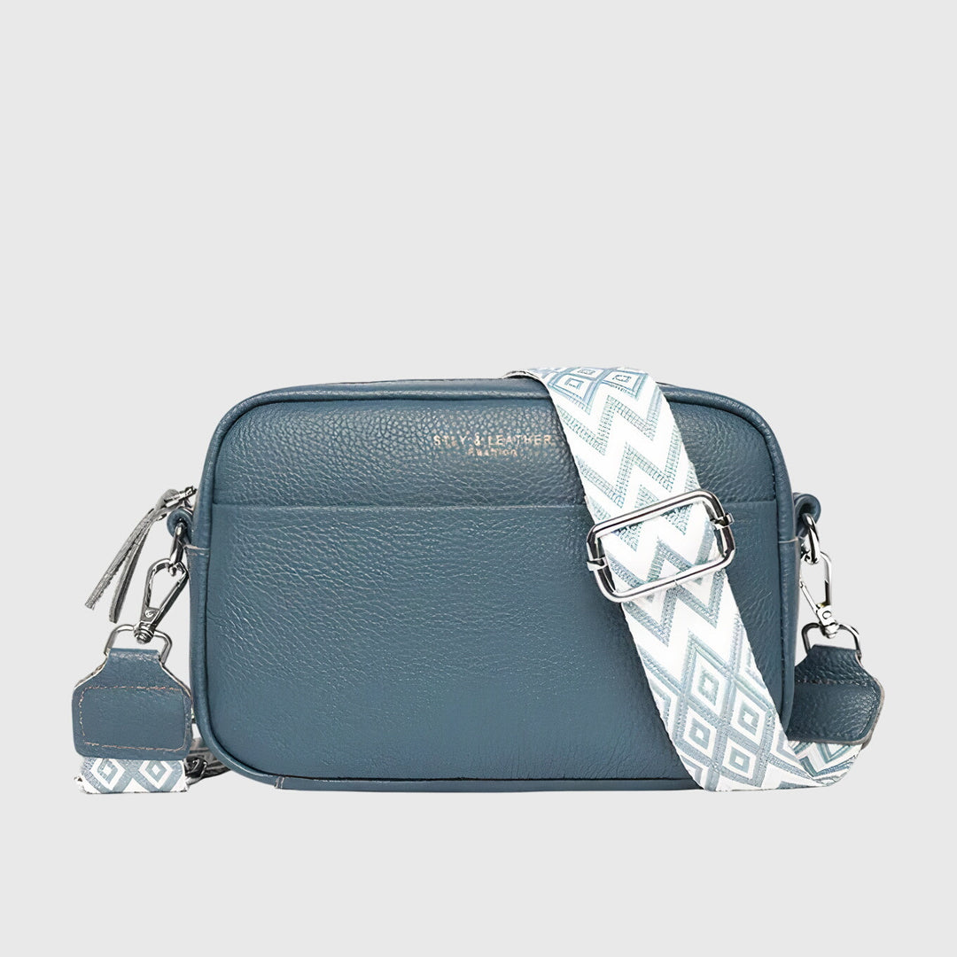 Borsa a tracolla in pelle Ella di colore blu, aperta, con gli scomparti interni visibili, per mostrare l'organizzazione.
