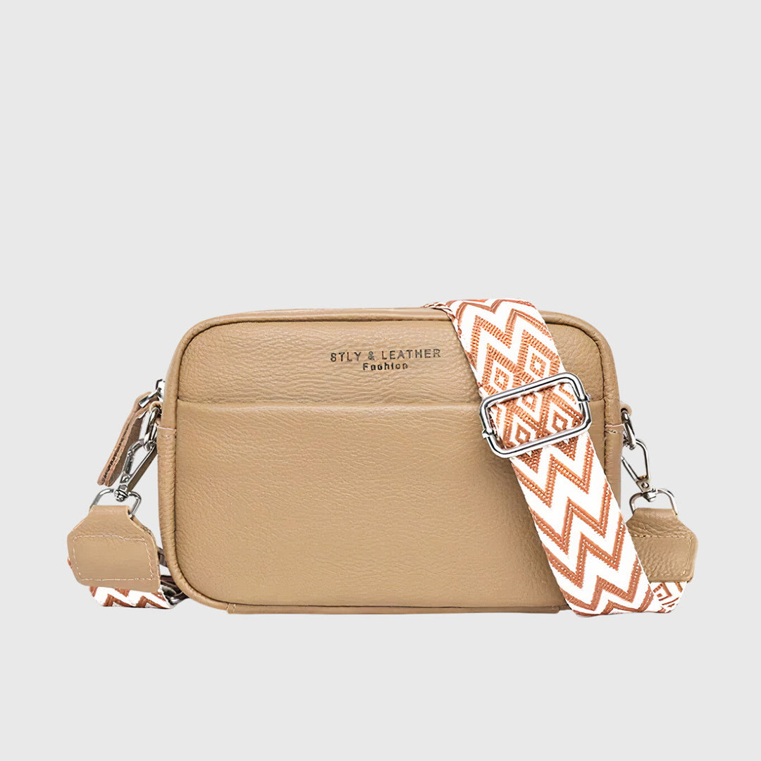 Immagine lifestyle di una donna che indossa la borsa a tracolla Ella color khaki, passeggiando in città, mostrando la vestibilità.