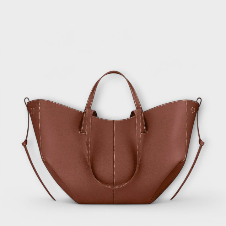 La borsa Ella color marrone, posizionata aperta su un tavolo, mostrando la sua capacità di contenimento.