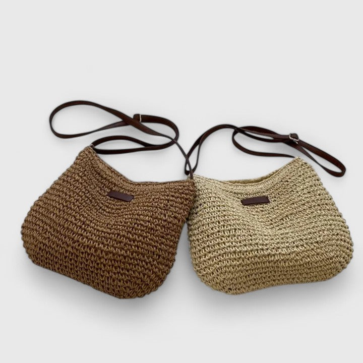 Donna che indossa la borsa Elodie a tracolla, mostrando la versatilità e lo stile casual chic.