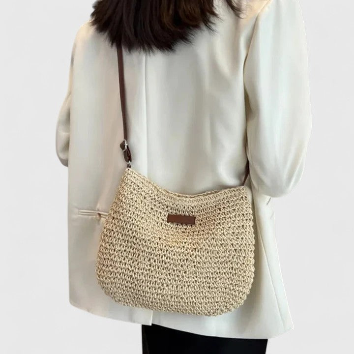 Borsa a spalla Elodie colore kaki, appoggiata su una superficie, con il design slouchy ben visibile.
