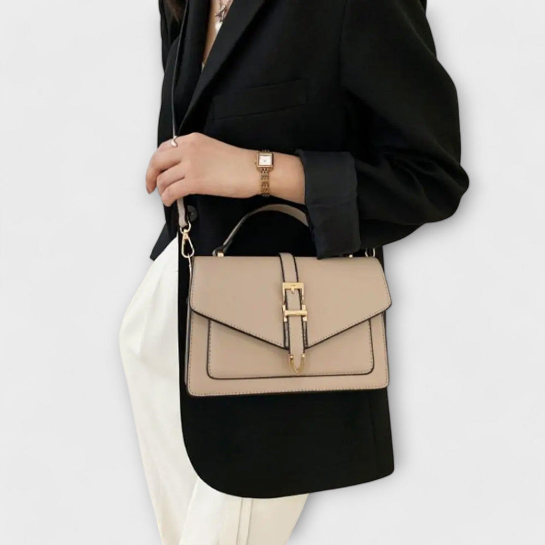 Dettaglio della chiusura a patta della borsa a spalla Esmée in colore kaki, mostrando la texture del materiale e le cuciture eleganti.