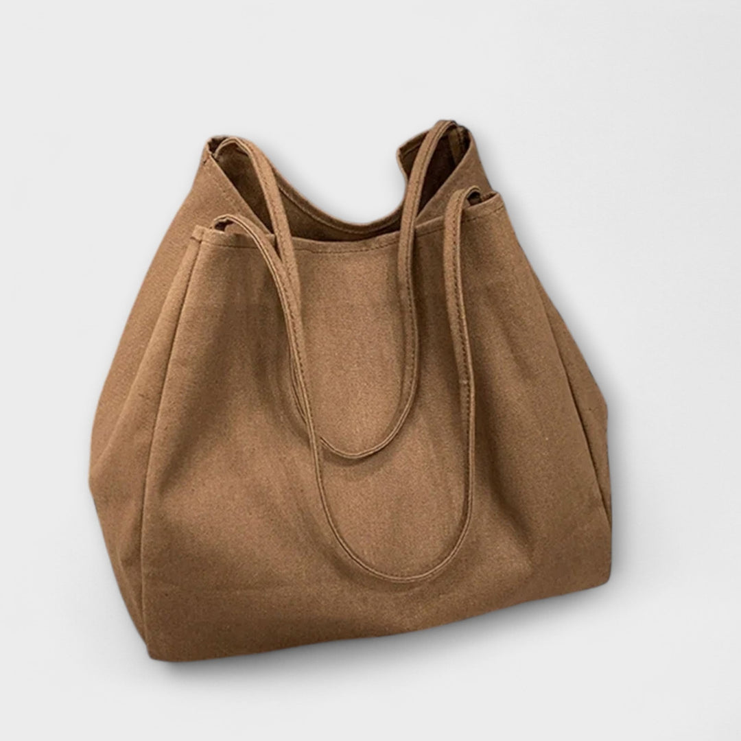 Interno spazioso della borsa shopper in tela, mostrando la capacità di contenere diversi oggetti personali e acquisti.
