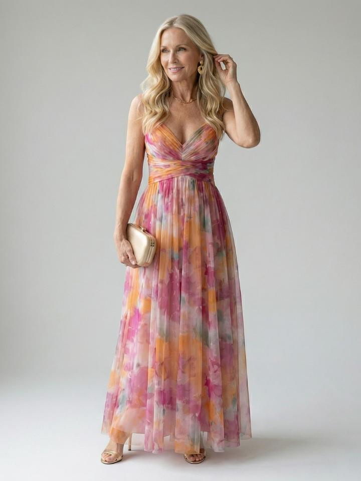 Volledig zicht op de veelkleurige Fleur maxi wikkeljurk, elegant gedrapeerd aan de voorkant.
