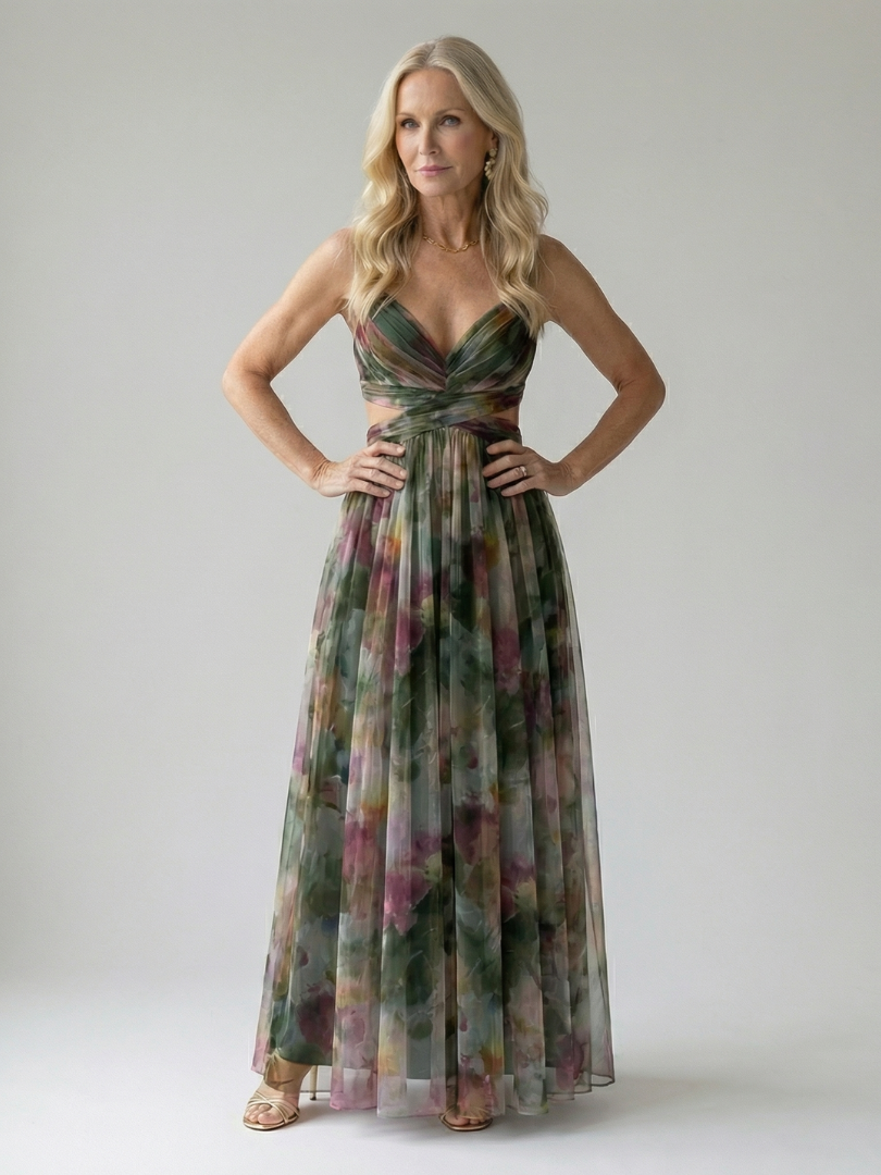 Detail van de dunne schouderbandjes van de veelkleurige Fleur maxi wikkeljurk, met aandacht voor afwerking.