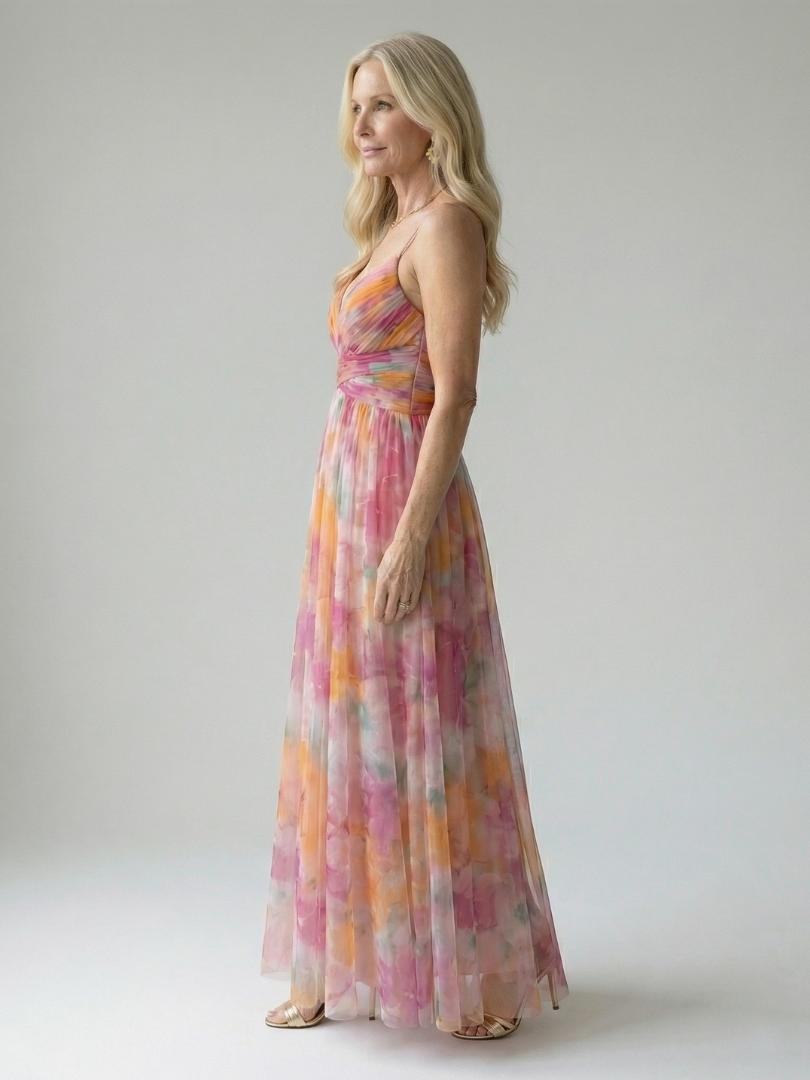 Zijaanzicht van de gele Fleur maxi wikkeljurk, die de soepele stof en de vloeiende lijn benadrukt.