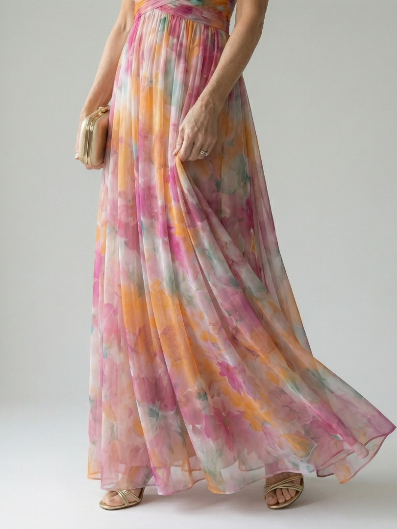Achterkant van de donkergroene Fleur maxi wikkeljurk, met de subtiele plooien van de rok.