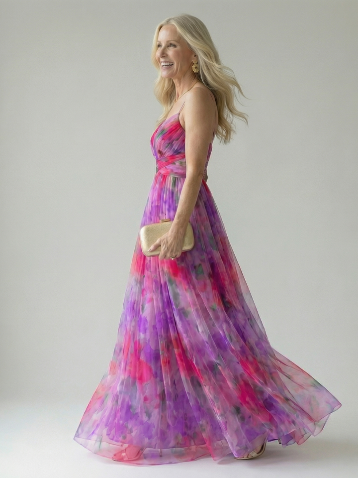 Model draagt de donkergroene Fleur maxi wikkeljurk in een buitenomgeving, genietend van de zon.