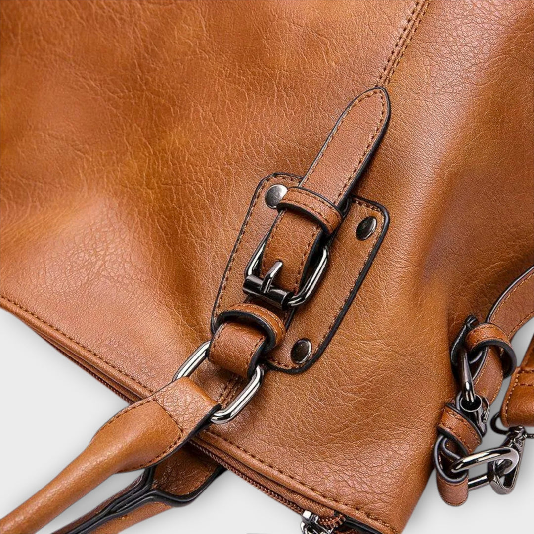 Borsa a spalla Ginevra gialla indossata su una spalla, con un outfit casual-elegante, stile di vita.
