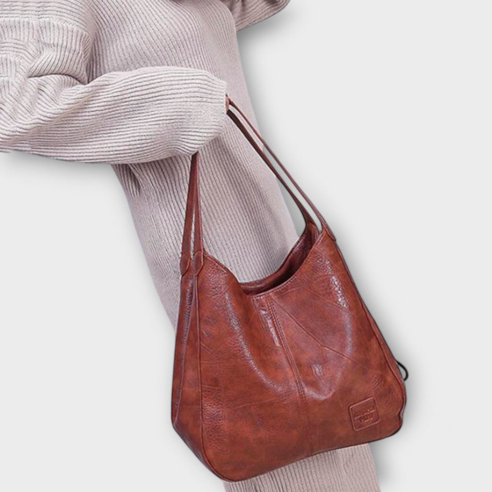 Dettaglio della texture della pelle della borsa vintage Greta, evidenziando la qualità del materiale.