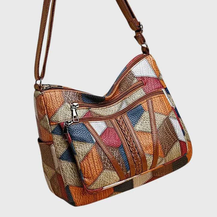 Borsa Hadria indossata a spalla, evidenziando la versatilità e lo stile casual-chic