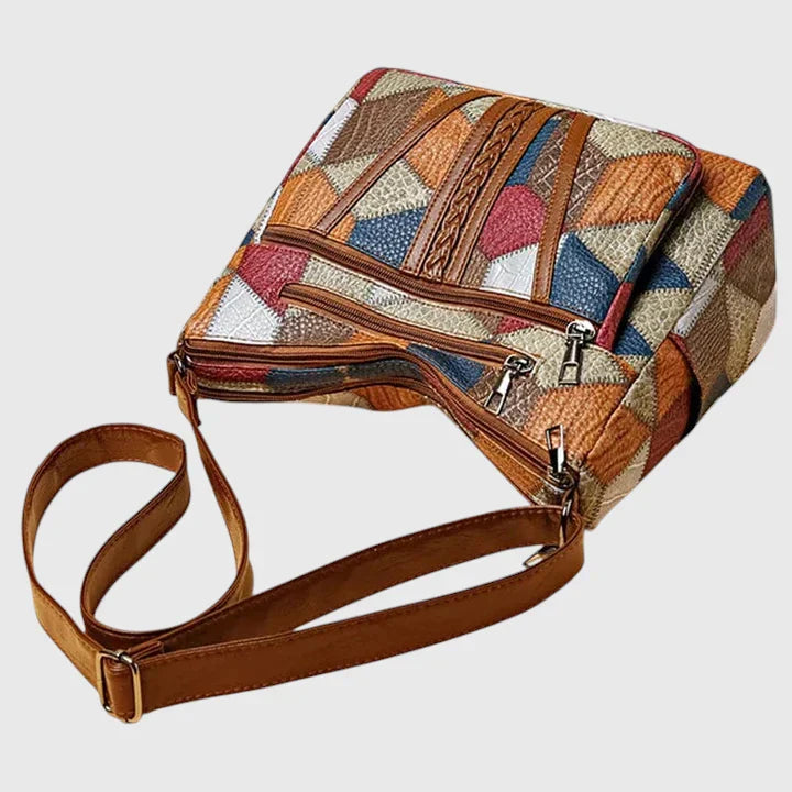 Primo piano del design patchwork della borsa elegante Hadria, con texture e colori ricchi