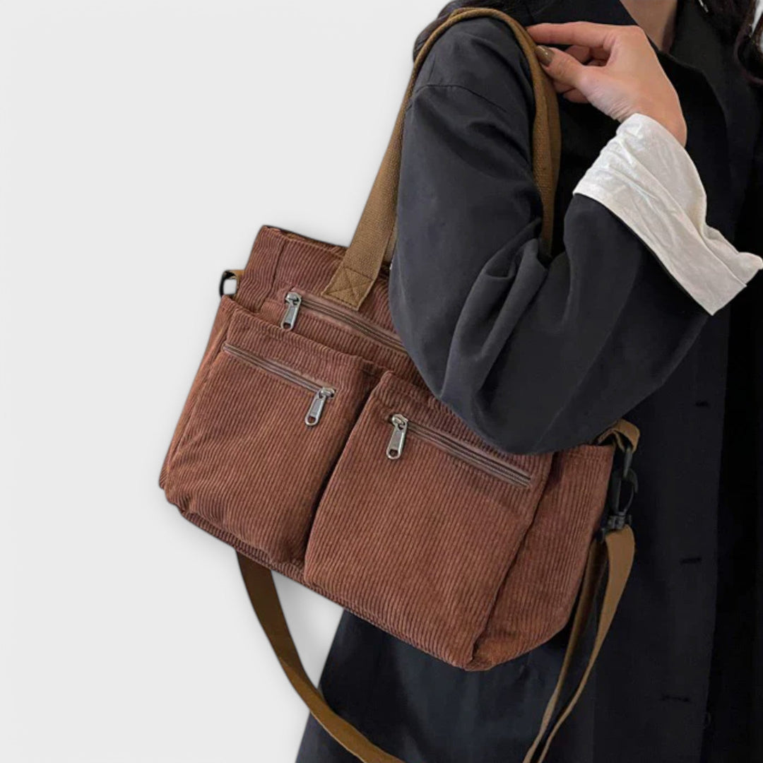 Borsa tote Iris marrone, in un ambiente naturale, come un parco, per un look casual e chic.