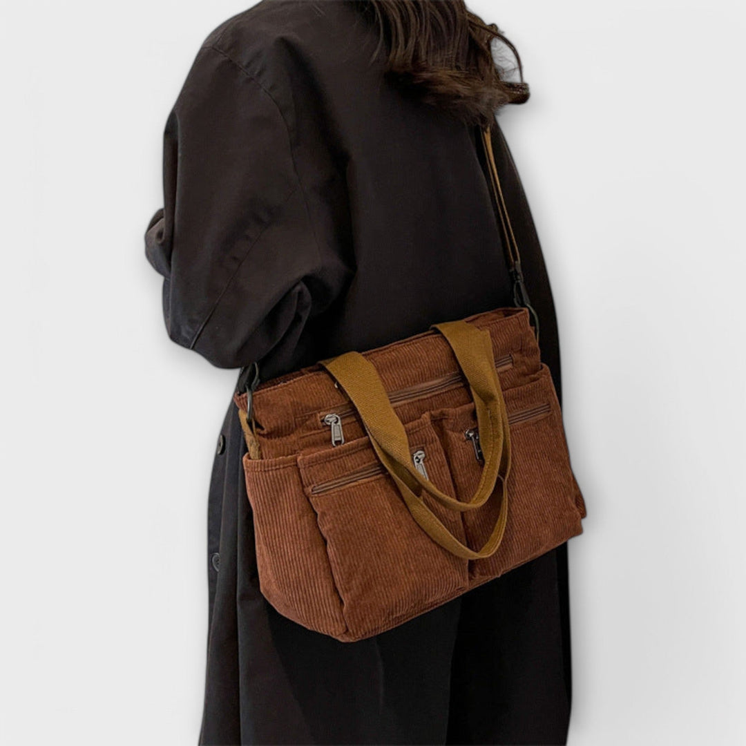 Dettaglio della base della borsa tote Iris, mostrando la stabilità e la protezione dall'usura.