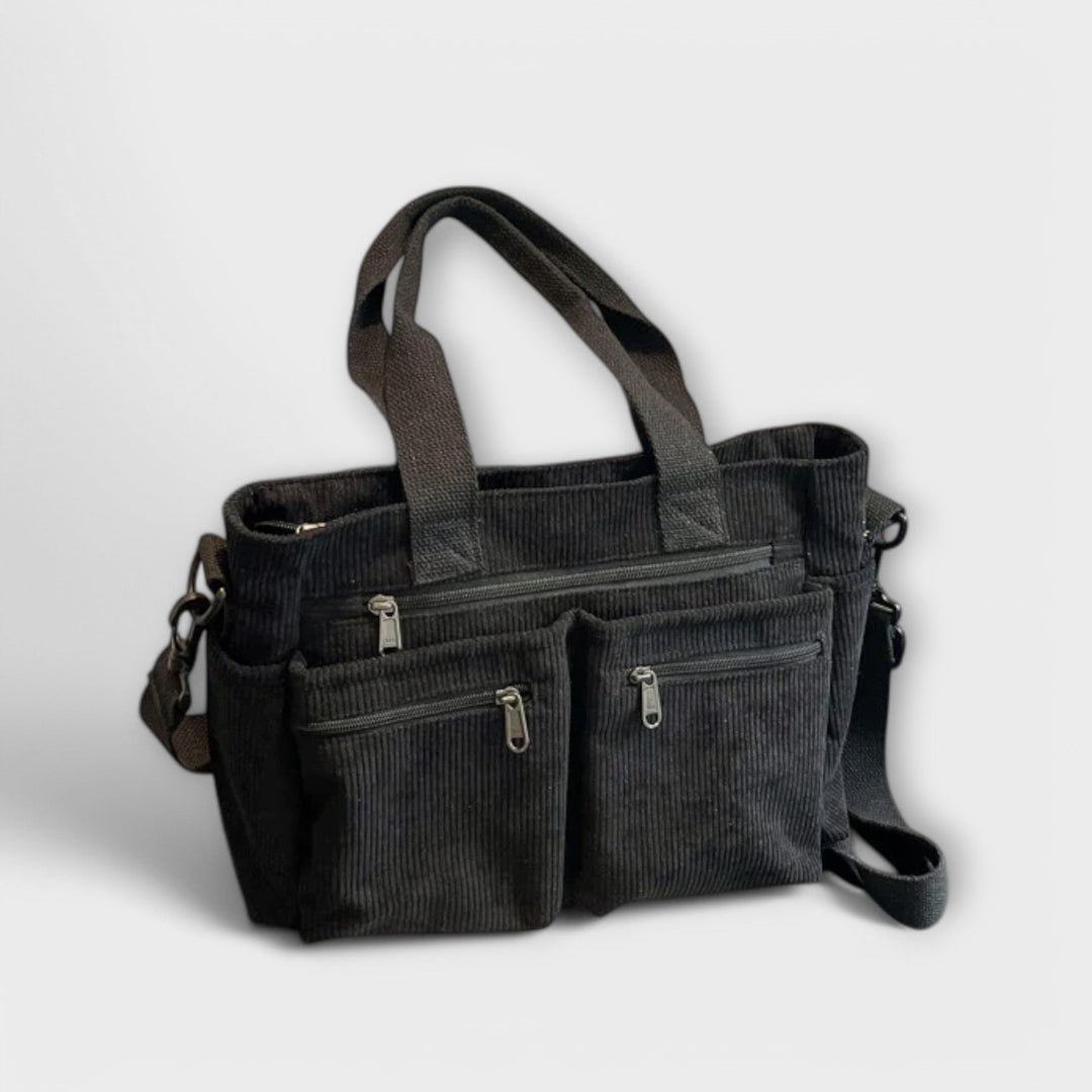 Borsa tote Iris beige, abbinata a un outfit estivo leggero, perfetta per le giornate di sole.