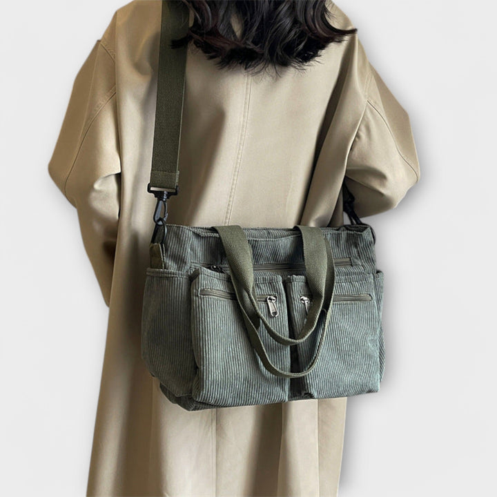 Borsa tote Iris nera, con una bottiglia d'acqua e un libro all'interno, evidenziando la praticità.