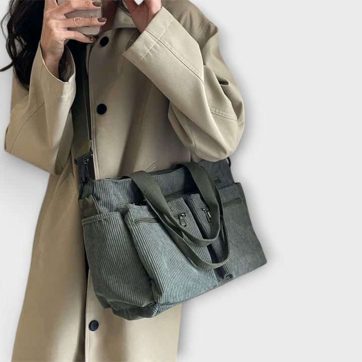 Borsa tote Iris marrone, con i manici incrociati, creando una forma compatta e ordinata.