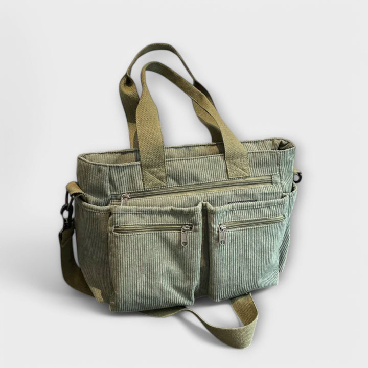 Borsa tote Iris beige, in una vetrina di negozio, evidenziando il suo appeal commerciale.
