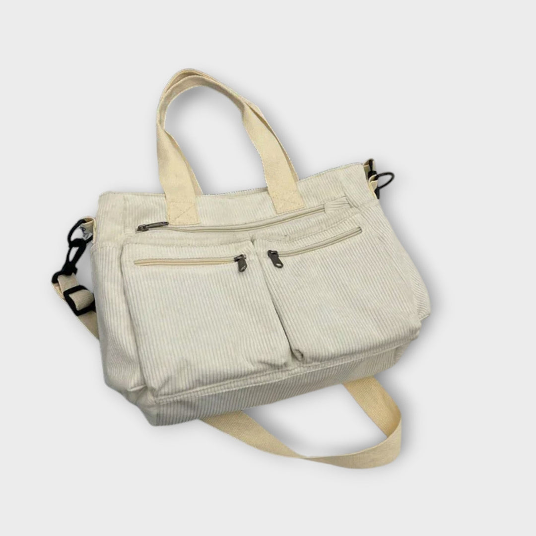 Donna che cammina con la borsa tote Iris marrone, mostrando il movimento e il comfort durante il trasporto.