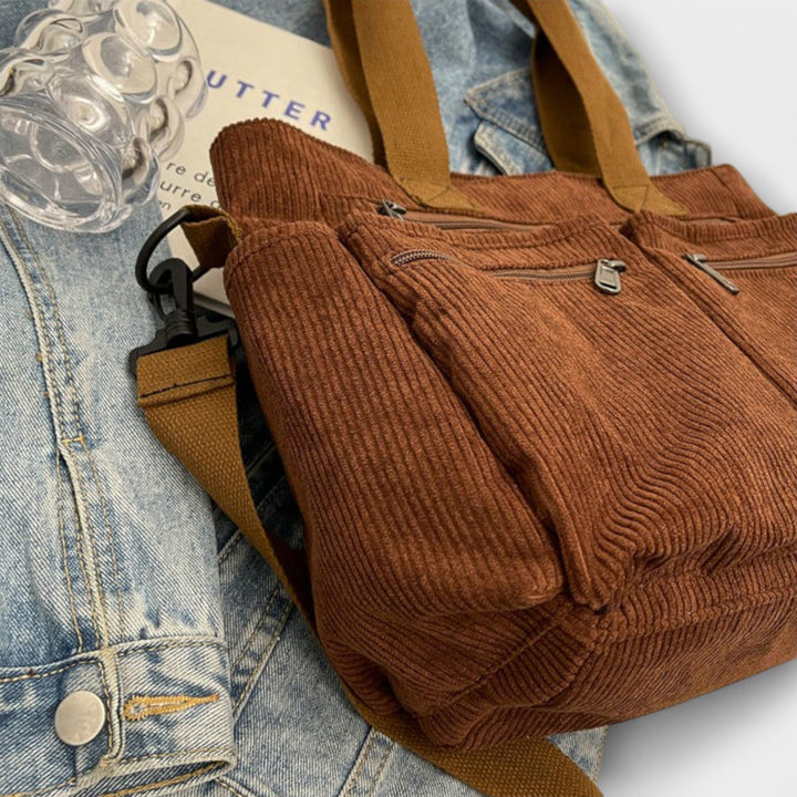 Dettaglio della chiusura a cerniera della borsa tote Iris, mostrando la robustezza e la funzionalità.