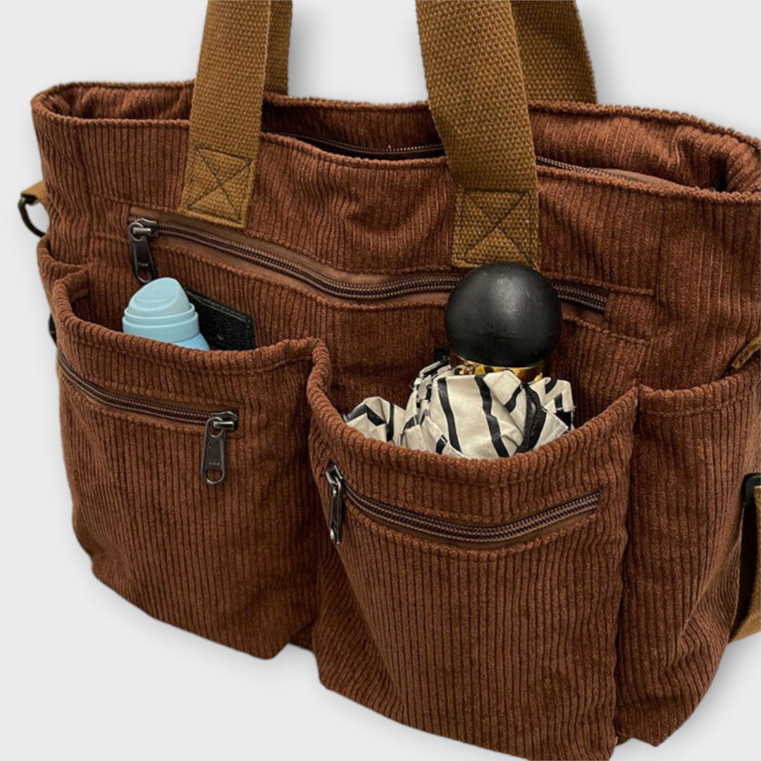 Interno della borsa tote Iris, aperto, rivelando lo spazio ampio e le tasche interne organizzative.