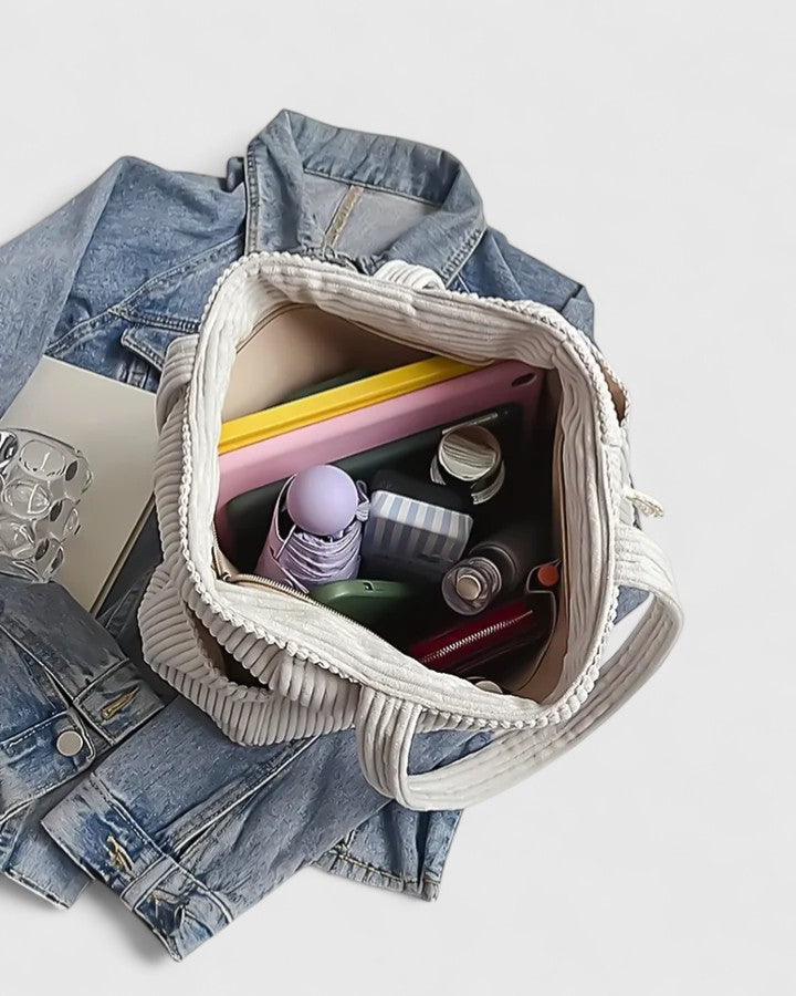 Interno aperto della borsa Isabel nera, che rivela l'ampio spazio e la capacità di contenere diversi oggetti.