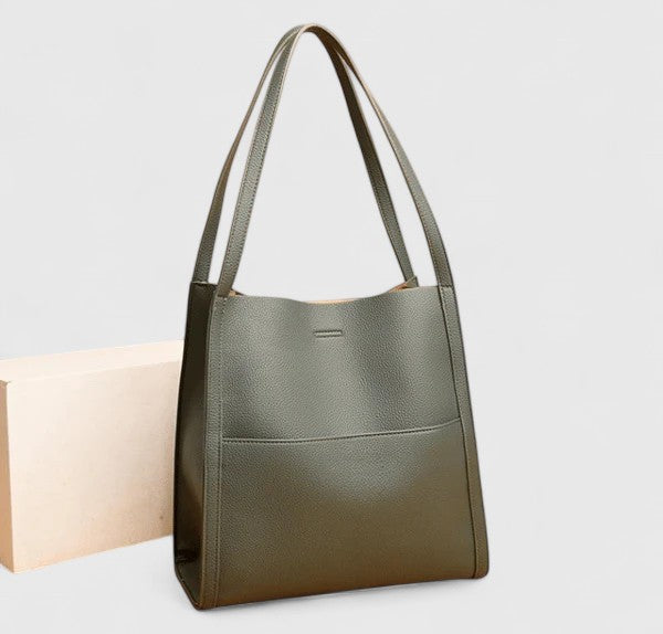 Borsa a spalla Isabella marrone, vista frontale, con tracolla regolabile e finiture metalliche lucide.