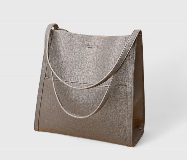 Dettaglio della chiusura magnetica della borsa a spalla Isabella, con il logo discreto e la lavorazione della pelle.