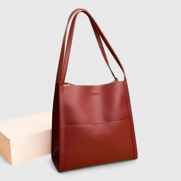 Interno spazioso della borsa a spalla Isabella, con scomparti organizzati e una fodera in tessuto di alta qualità.