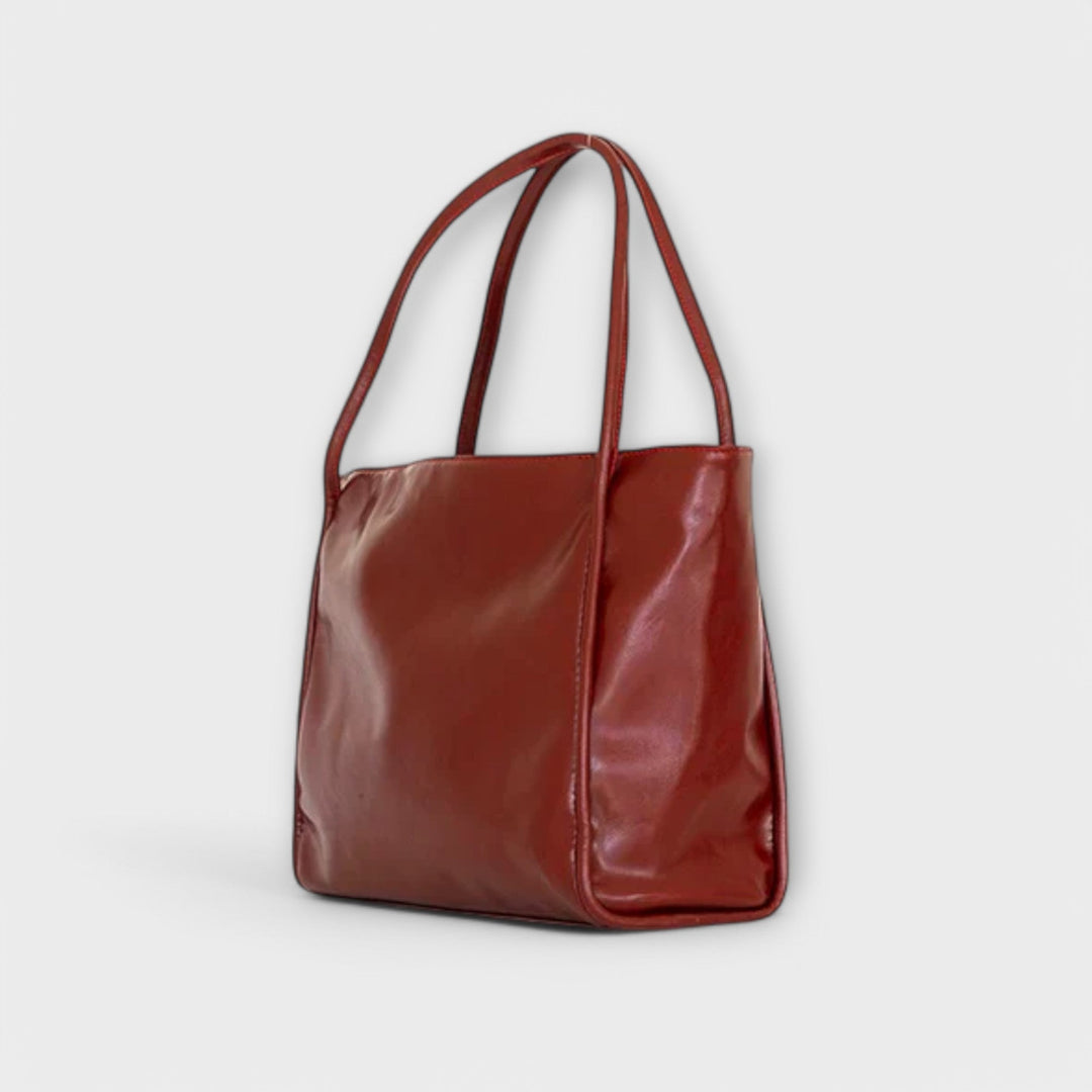 Dettaglio della chiusura della borsa tote Isabelle marrone scuro, con finiture precise.