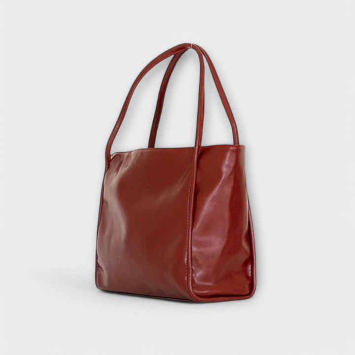 Dettaglio della chiusura della borsa tote Isabelle marrone scuro, con finiture precise.