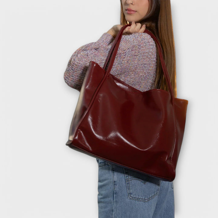 Modella che porta la borsa tote Isabelle marrone scuro con un outfit elegante ma casual.