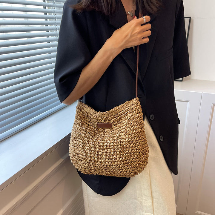 Modella che indossa la borsa Isadora di colore marrone, in un contesto urbano, mostrando la sua versatilità.