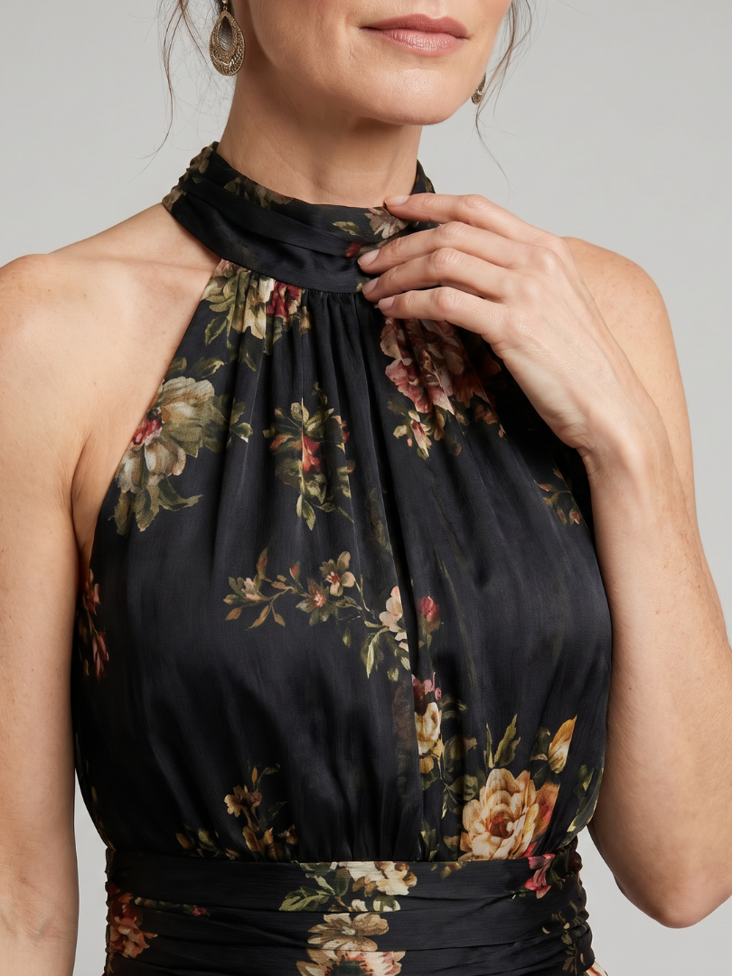 Modella che indossa l'abito midi floreale Isotta nero, mostrando la fluidità e il drappeggio.