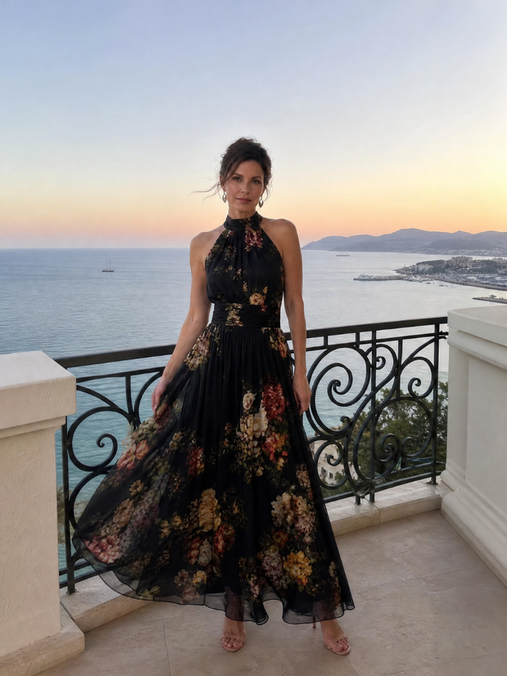 Modella che cammina, mostrando come l'abito midi floreale Isotta si muove naturalmente con il corpo.