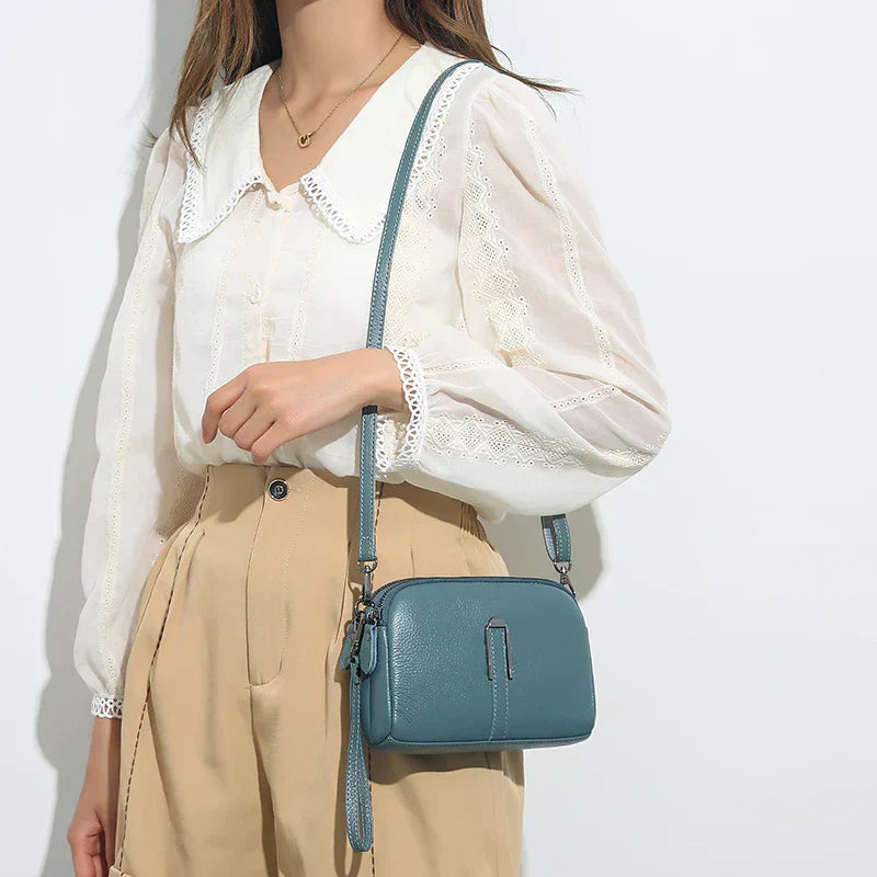 Borsa Juliette nera, vista laterale, che mostra la sua silhouette sottile e moderna, perfetta per ogni stile.