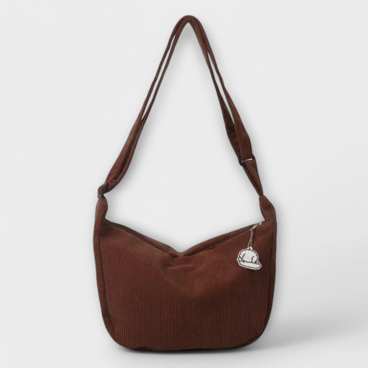 Panoramica della borsa a spalla resistente rosa, con accessori minimi per evidenziarne la versatilità.