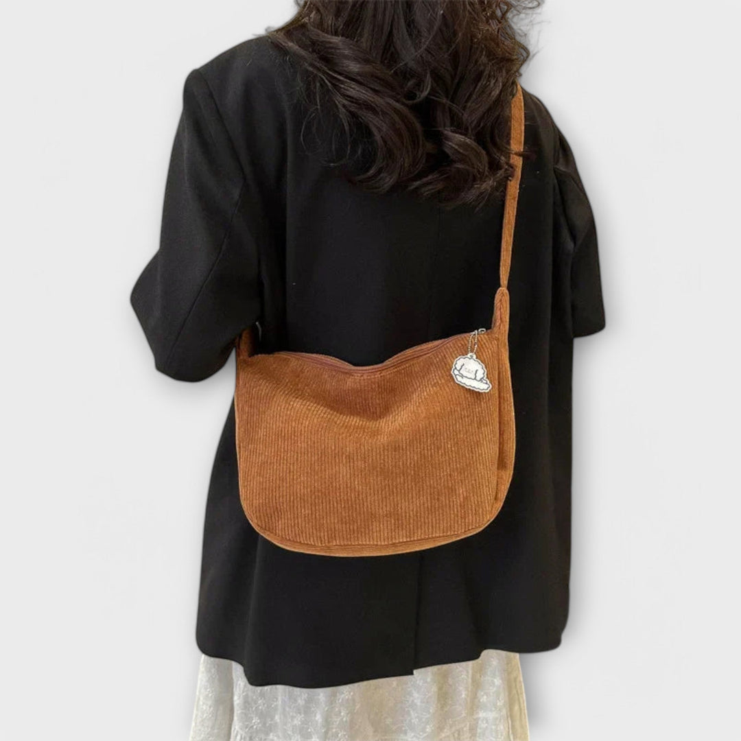 Interno spazioso della borsa a spalla resistente nera, con tasche organizzative ben visibili.